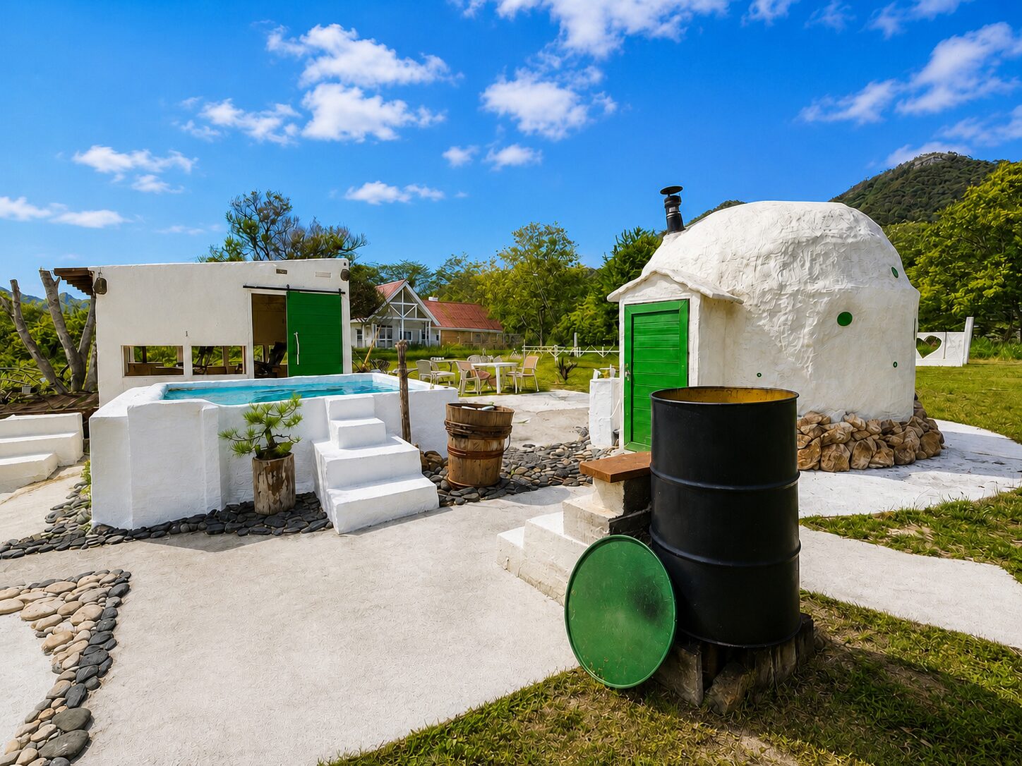 白いドーム型のサウナ小屋と屋外の水風呂、ドラム缶風呂が並ぶ8.SAUNAの敷地